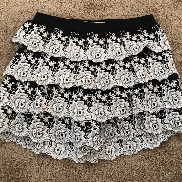 Gianni Bini black and white two piece set - Picture 3 of 8